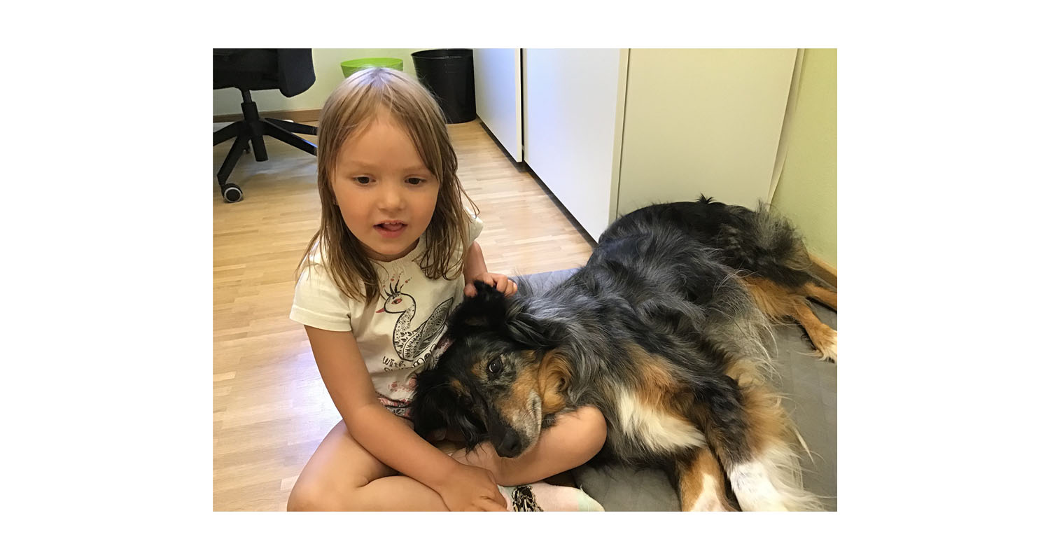 Kleines Mädchen mit Hund